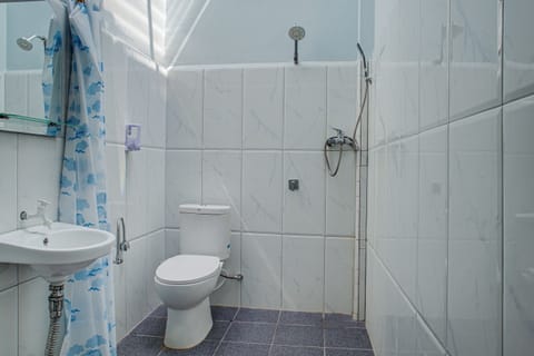 Standard Double Room | Bathroom | Shower, towels