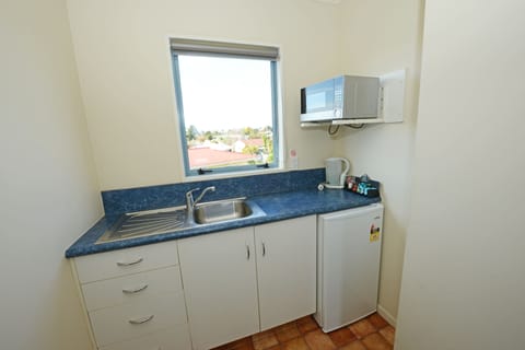 Studio | Private kitchenette | Fridge, microwave, electric kettle