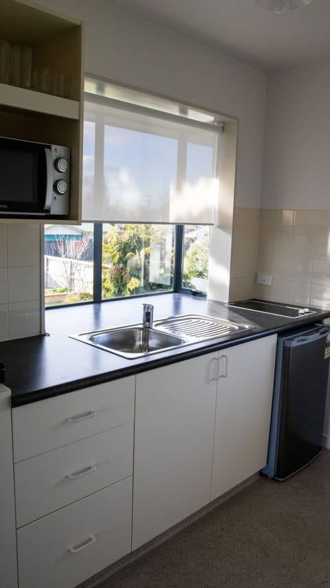 King Studio | Private kitchen | Microwave, coffee/tea maker, electric kettle, cookware/dishes/utensils