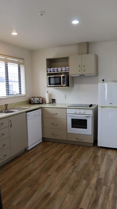 Apartment, 2 Bedrooms, 2 Bathrooms | Private kitchen | Microwave, coffee/tea maker, electric kettle, cookware/dishes/utensils