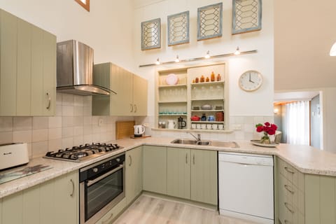 Acardia Cottage | Private kitchen | Dishwasher, coffee/tea maker, electric kettle, cookware/dishes/utensils