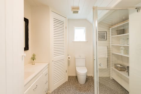 Acardia Cottage | Bathroom | Shower, designer toiletries, towels