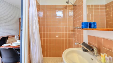 Combined shower/tub, free toiletries, hair dryer, towels