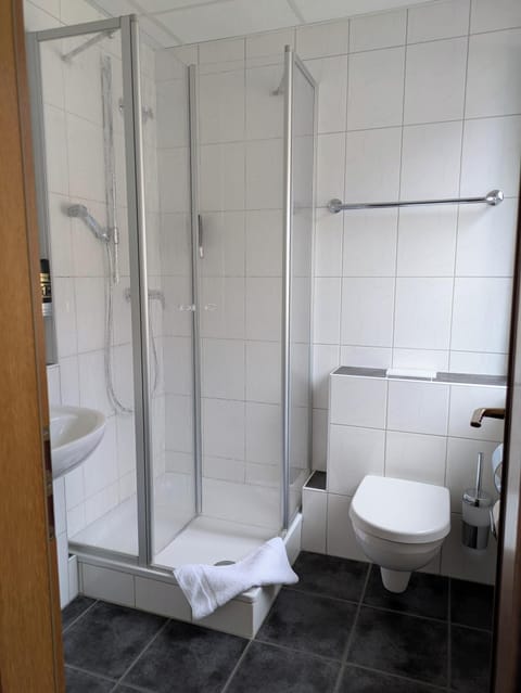 Basic Double Room | Bathroom | Shower, hair dryer, towels, soap