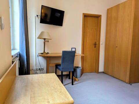 Basic Single Room | Desk, laptop workspace, iron/ironing board, free WiFi