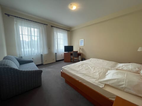 Basic Double Room | Desk, laptop workspace, iron/ironing board, free WiFi