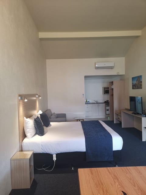 Super King Studio Unit | Desk, iron/ironing board, free WiFi, bed sheets