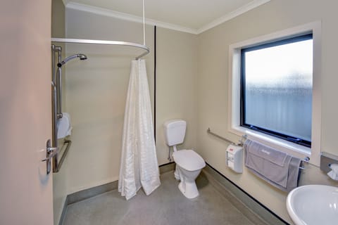 One Bedroom Unit (Wheel Chair Access)  | Bathroom | Shower, free toiletries, hair dryer, towels