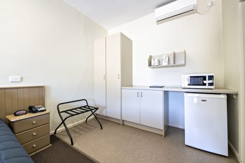 Corporate Family 1 Bedroom Unit | Private kitchenette | Fridge, microwave, electric kettle