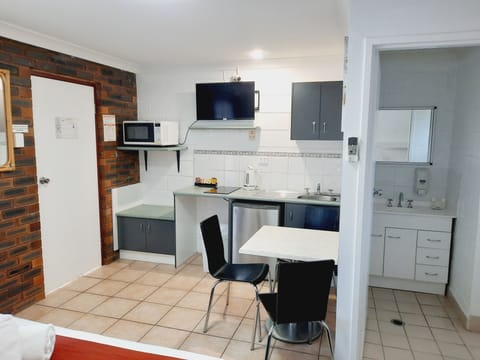 Deluxe Double Room, 1 Queen Bed, Non Smoking, Kitchenette | Private kitchen | Fridge, microwave, coffee/tea maker, electric kettle