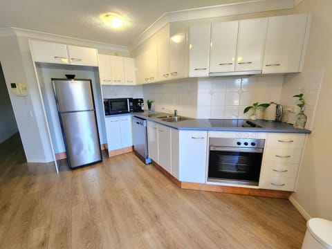 1-BR Deluxe Wave Apartment | Private kitchen | Full-size fridge, microwave, oven, stovetop