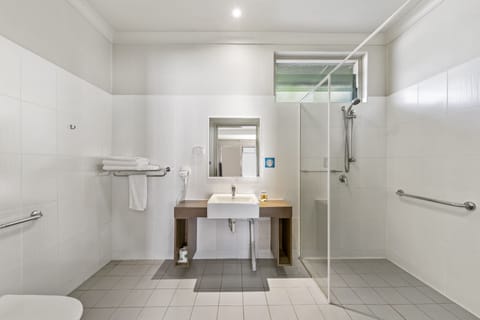 Standard Queen Room | Bathroom | Shower, free toiletries, hair dryer, towels