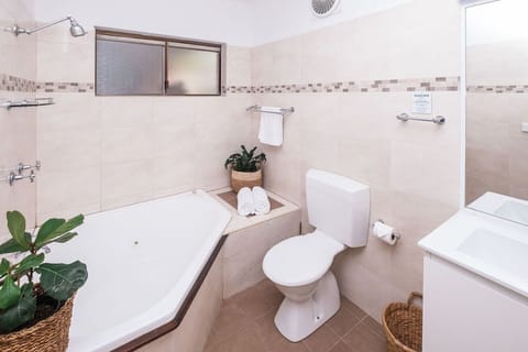 Superior Suite, Non Smoking, Kitchenette (King Spa Suite) | Bathroom | Free toiletries, towels