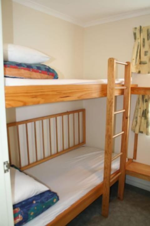 Standard Suite, 2 Bedrooms, Non Smoking, Kitchen (Chalet) | Free cribs/infant beds, bed sheets