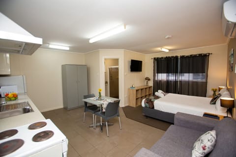 Standard Studio, 1 Queen Bed, Non Smoking, Kitchen (Studio Cabins) | Iron/ironing board, free WiFi, bed sheets