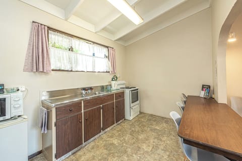 Standard Suite, 1 Bedroom, Non Smoking, Kitchen | Private kitchen | Fridge, microwave, oven, stovetop