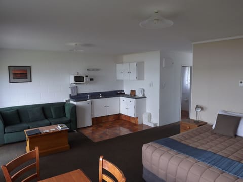 Standard Suite, 1 Bedroom, Non Smoking, Kitchen (Harbour View Unit) | In-room safe, free WiFi