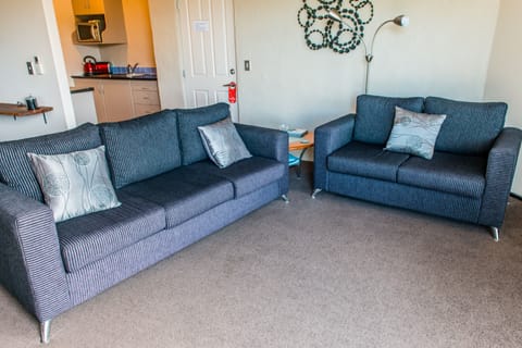 Deluxe Studio Suite, Kitchen (Platinum Suite) | Living area | 39-inch LCD TV with satellite channels, TV