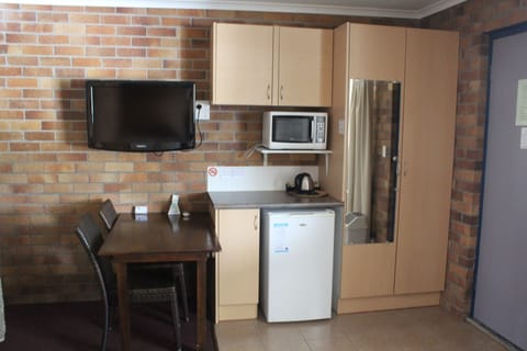 Standard Twin Room, 1 Bedroom | Private kitchen | Fridge, microwave, coffee/tea maker