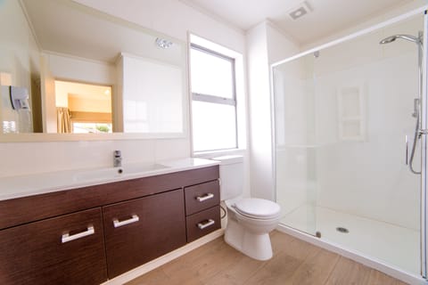 1 Bedroom Motel - Private Bathroom/Own Full Kitchen | Bathroom | Towels