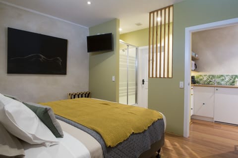 Luxury Suite | Bathroom | Free toiletries, hair dryer, bathrobes, towels