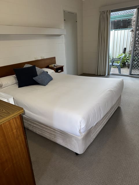 Standard Room, 1 Queen Bed | Iron/ironing board, free WiFi