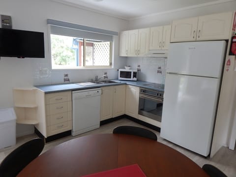 Studio Cabin Pet Friendly | Private kitchen | Fridge, microwave, electric kettle, toaster