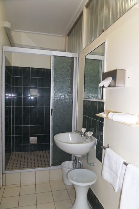 Standard Suite (twin share) | Bathroom | Shower, free toiletries, hair dryer, towels