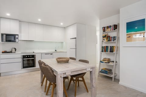 Superior Apartment, 2 Bedrooms, Non Smoking, Kitchen | Private kitchen | Fridge, microwave, oven, stovetop