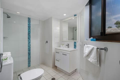 1 Bedroom Budget | Bathroom | Shower, hair dryer, towels