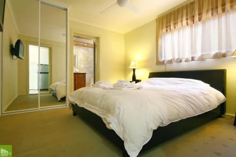 Garden Suite Courtyard | Soundproofing, iron/ironing board, free WiFi, bed sheets