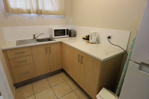 Deluxe Studio Suite, Kitchen | Private kitchen | Fridge, microwave, coffee/tea maker, electric kettle