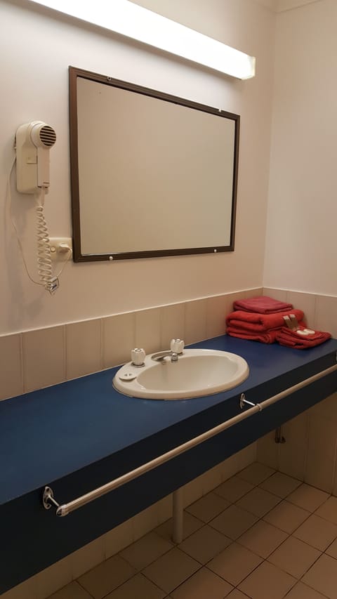 Standard Queen Room (Balcony) | Bathroom | Shower, free toiletries, hair dryer, towels