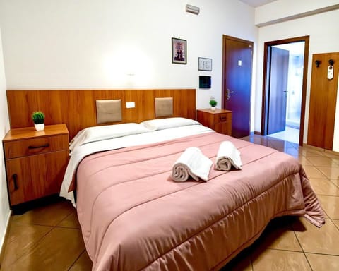 Double Room | Down comforters, desk, laptop workspace, free WiFi