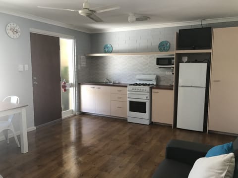 1 Bedroom Apartment (1Q,1S) | Private kitchen | Full-size fridge, microwave, stovetop, electric kettle