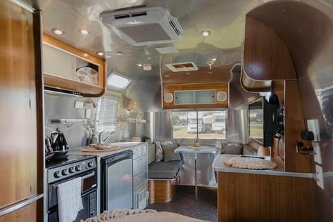 Bambi Airstream - Caravan (shared bathroom) | Iron/ironing board, free WiFi, bed sheets