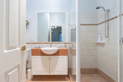 Superior King Twin | Bathroom | Shower, free toiletries, towels