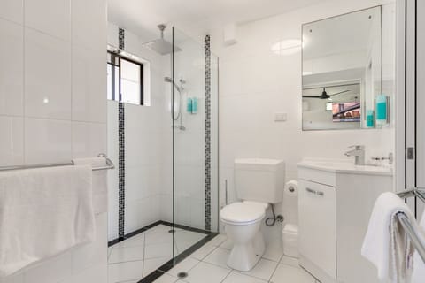 Standard Apartment, 1 Bedroom, Non Smoking, Kitchen (Apartment) | Bathroom | Shower, hair dryer, towels