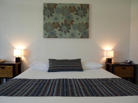 Standard Room, 1 Queen Bed | Free WiFi, bed sheets