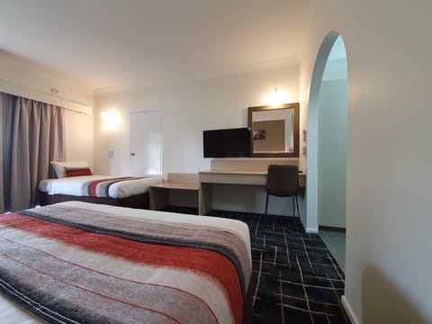 Deluxe Twin Room, Kitchenette (1 queen and 1 single bed) | In-room safe, individually decorated, individually furnished