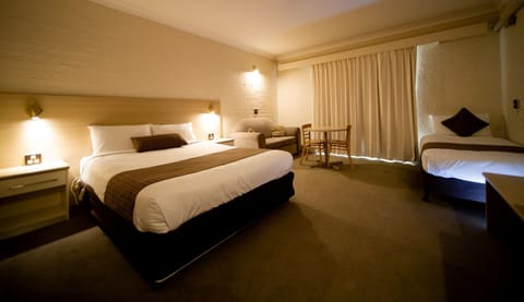 Standard Twin Room, Kitchenette (1 queen and 1 single bed) | In-room safe, individually decorated, individually furnished