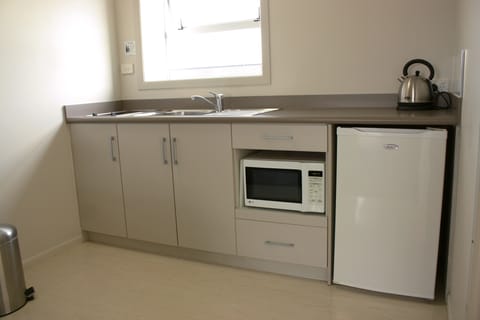 Executive Apartment, 1 Bedroom, Non Smoking, Kitchen | Private kitchenette | Fridge, microwave, coffee/tea maker, cookware/dishes/utensils