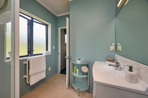 Elite Double Room | Bathroom | Shower, bathrobes, slippers, towels