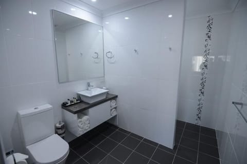 Twin Room  | Bathroom | Shower, free toiletries, hair dryer, towels