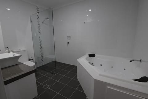 Executive King Spa Room | Jetted tub