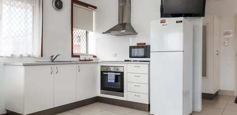 Small Family Unit | Private kitchen | Microwave, electric kettle, toaster, cookware/dishes/utensils