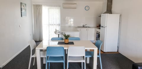 1 Bedroom Large Family Unit | In-room dining