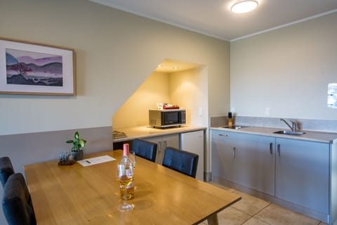 Premier Apartment, 2 Bedrooms, Non Smoking, Lake View | Private kitchen | Fridge, microwave, coffee/tea maker, electric kettle