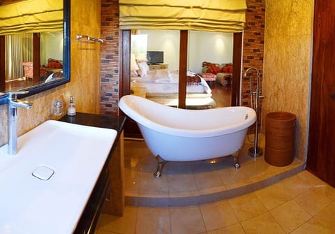 Suite, Pool View | Bathroom | Free toiletries, hair dryer, towels