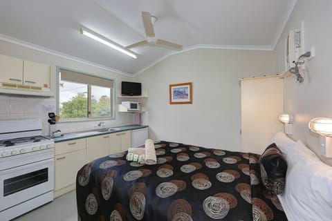 Standard Studio, Non Smoking (Studio Cabin) | Soundproofing, iron/ironing board, free WiFi, bed sheets